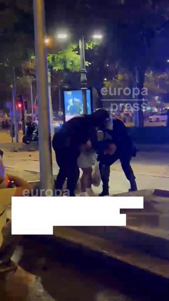 Un hombre grita 'no' repetidamente a los agentes de policía en la calle