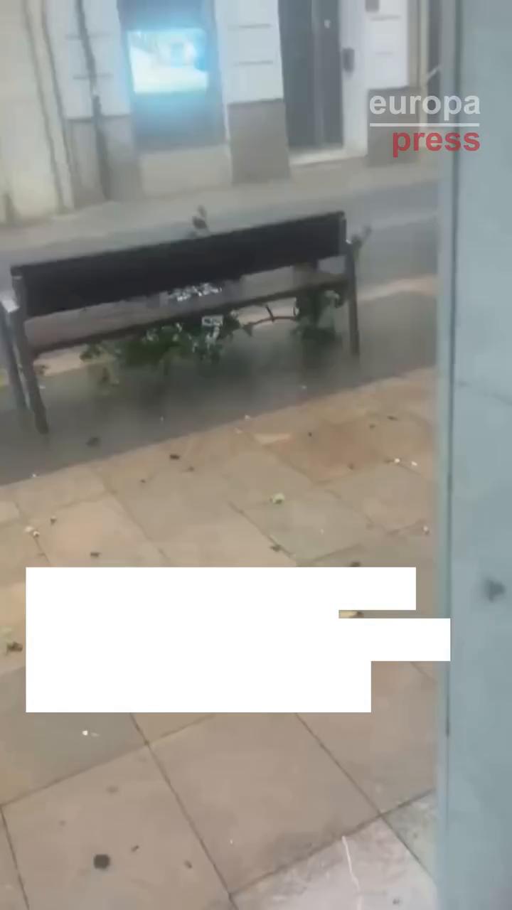 Un hombre pierde los nervios y lanza insultos a la cámara