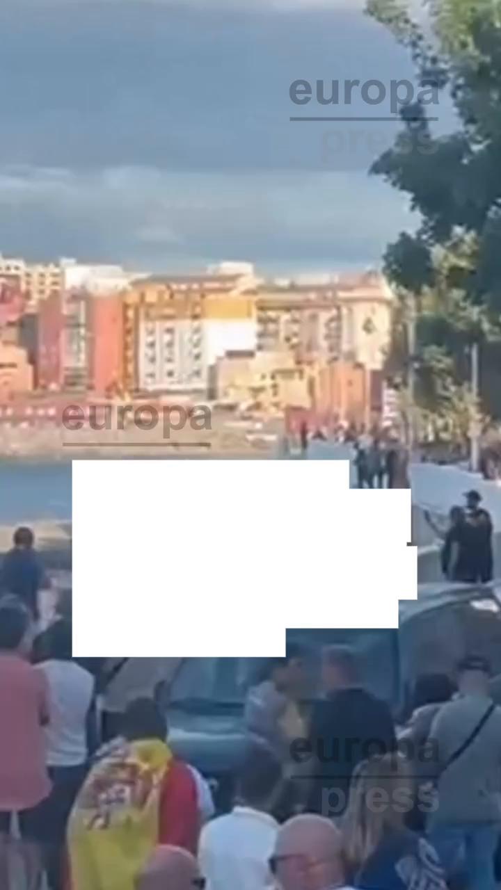 Protesta en la playa: 'Viva España' contra los arrestos de la policía