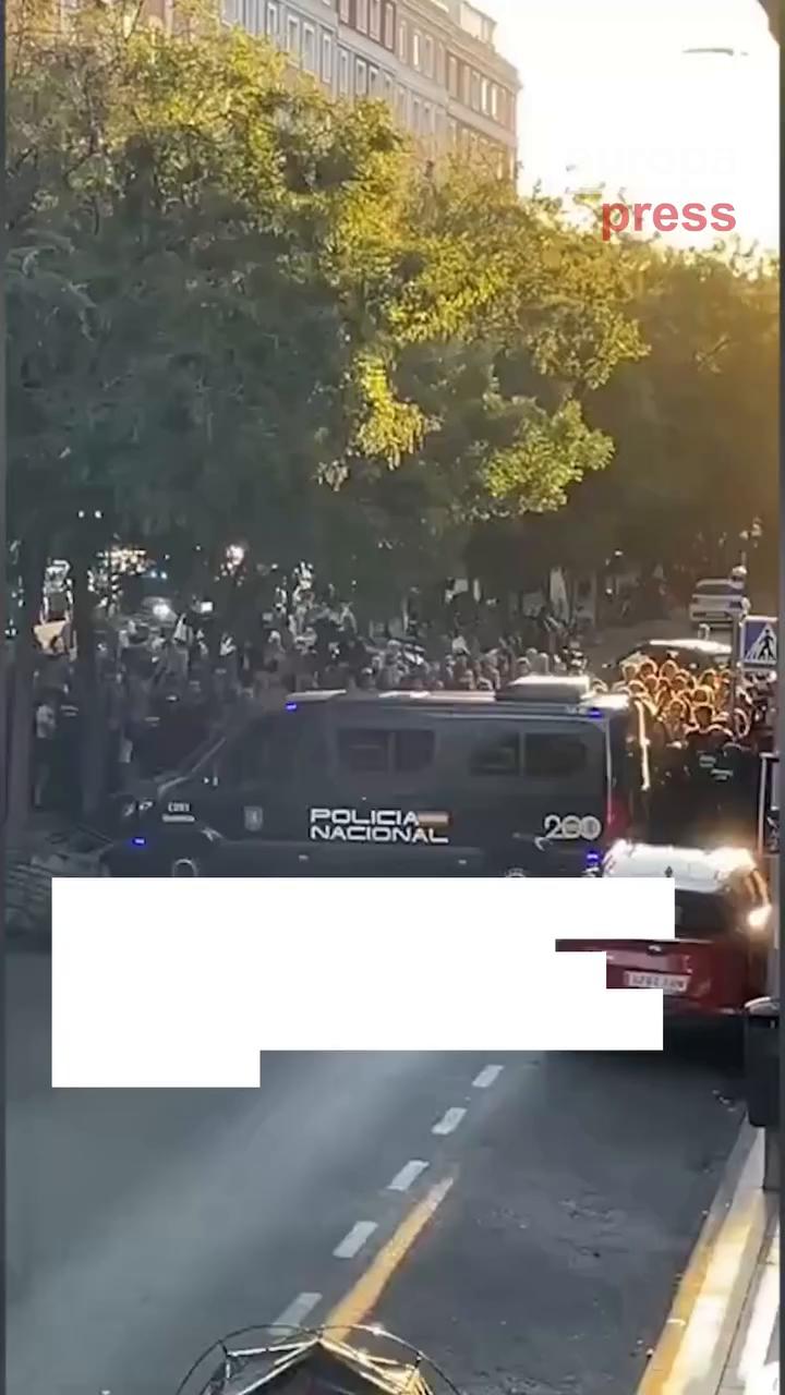 Voces animan a Juan Luis a golpear con un palo en una pelea
