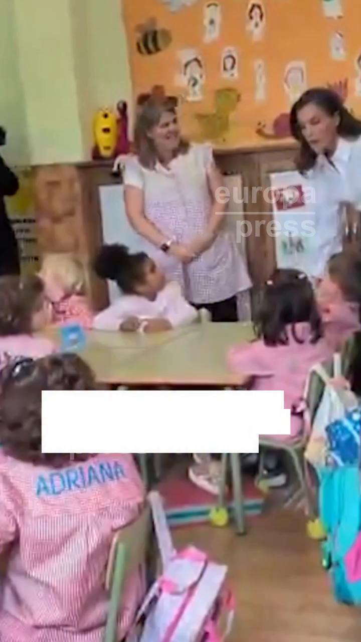 El video concluye con un doble agradecimiento del presentador al público