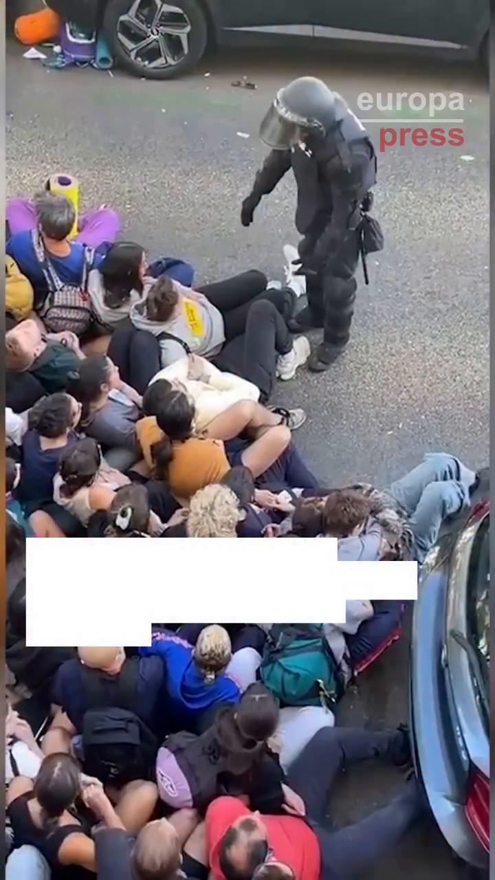 Gritos de 'violencia policial' irrumpen en protesta contra las autoridades