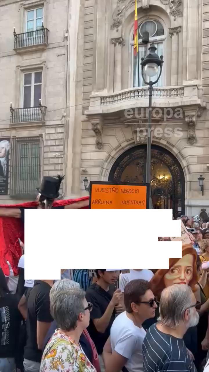 Protesta contra Ayuso exige huelga general y de auxiliares sanitarios