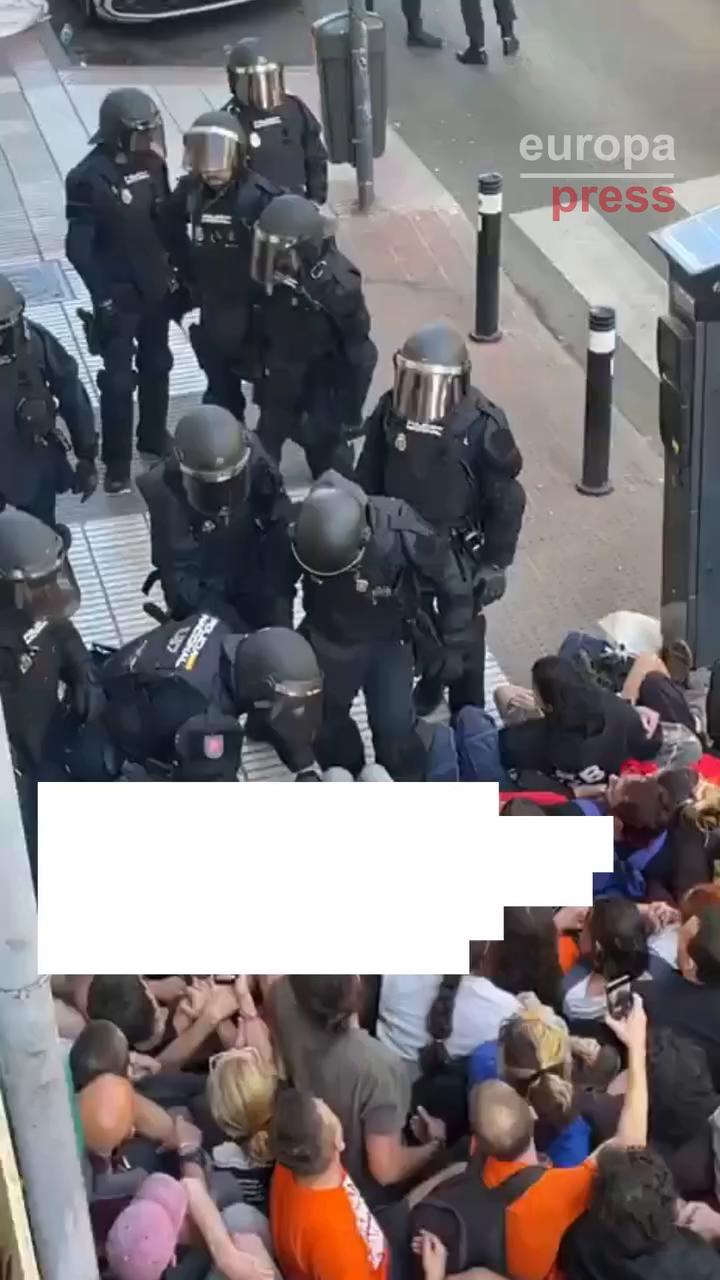 Manifestantes denuncian violencia policial gritando '¡Cobarde!' durante intervención