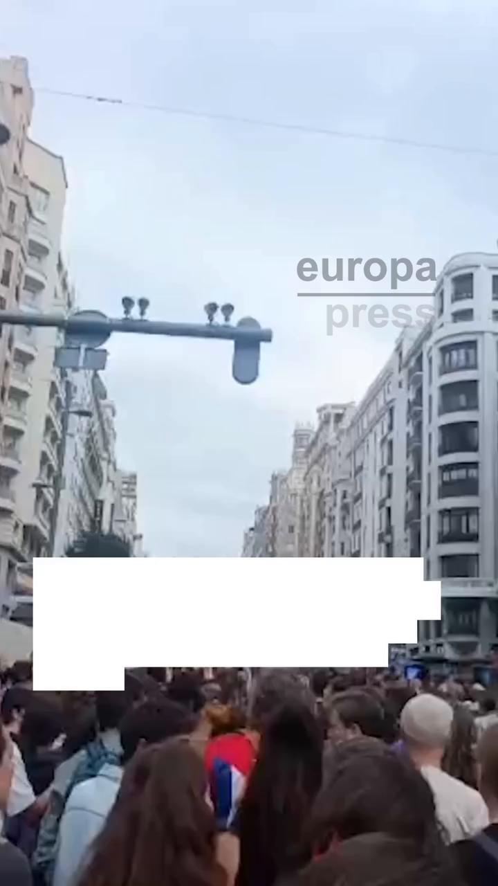 Aplausos cierran el video como señal de aprobación final