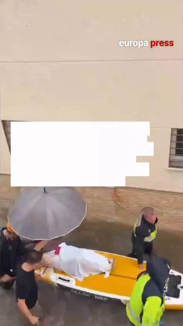 Diálogo confuso menciona cartas, paquetes y un guía en video