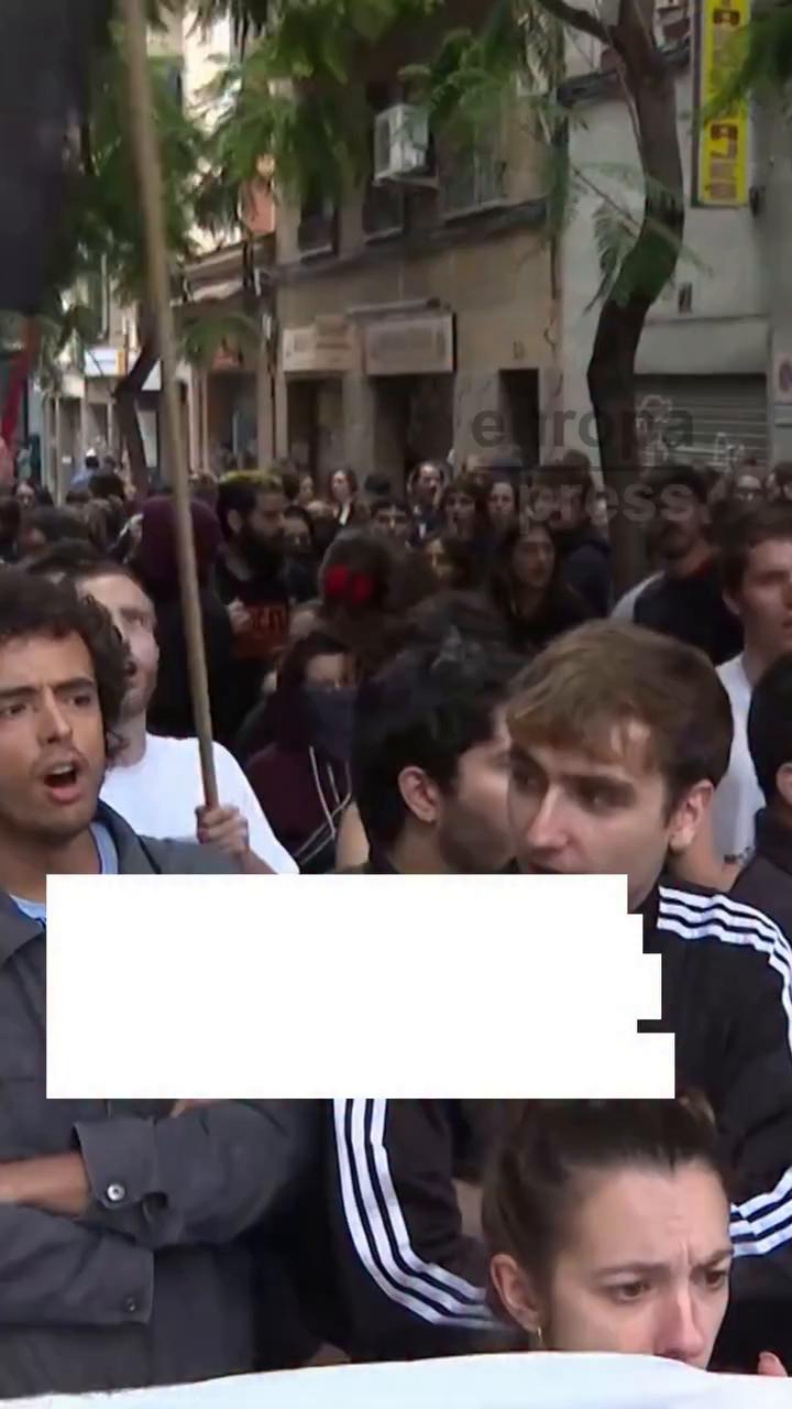 Cánticos repetidos exigen '¡Fuera del barril!' y rechazan planes uniformes