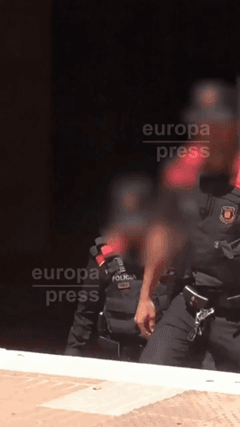 Jonathan Andic llega esposado a los juzgados tras su detención por el presunto homicidio de su padre, Isak Andic 🏻 #isakandic #mango #juzgado #jonathanandic