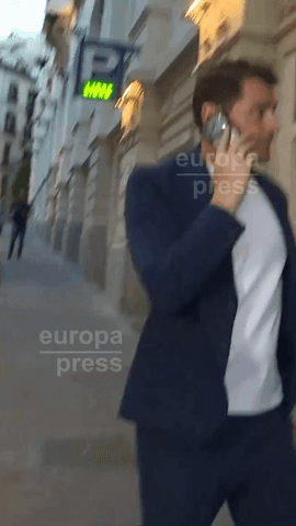 La inesperada reacción de Iker Casillas cuando la prensa le felicita por su 45 cumpleaños #ikercasillas #cumpleaños #realmadrid #saracarbonero #españa
