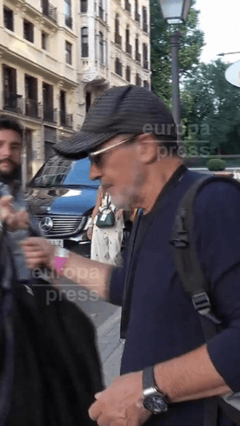 Antonio Banderas zanja la polémica por el paraguas ‘LGTBI’ en su musical durante la visita del Papa #antoniobanderas #gospel #lgtb #papaleonexiv #madrid