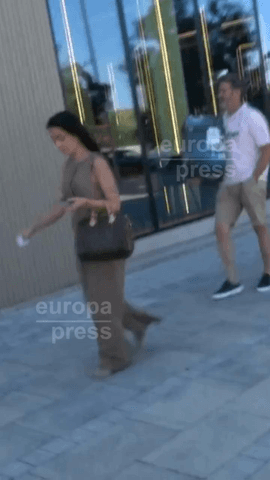 Juls Janeiro, arropada por su padre Jesulín tras la oleada de ataques en redes #jesulin #julsjaneiro #redes #españa