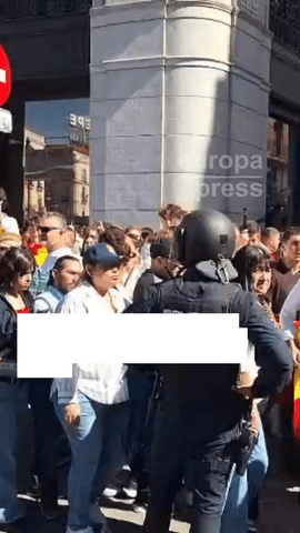  Tensión en la Puerta del Sol de Madrid entre manifestantes con banderas de España y acampados por la vivienda, con cánticos como 