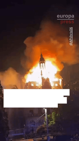 La sede del Ayuntamiento de la ciudad francesa de Limoge ha quedado destruida por un incendio y la torre con campanario del inmueble, una construcción del siglo XVII, se ha derrumbado en un incendio que se produce en medio de la multitudinaria ola de protestas sociales que sacude todo el país.