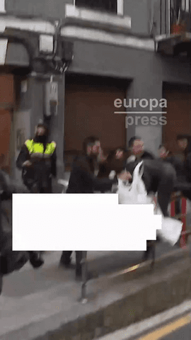 Decenas de personas convocadas por el Sindicato de Vivienda AZET se concentran, desde primera hora de la mañana, para tratar de impedir el desahucio de una mujer, su hija y sus dos nietas menores de edad de una vivienda en la calle Iturribide de Bilbao.