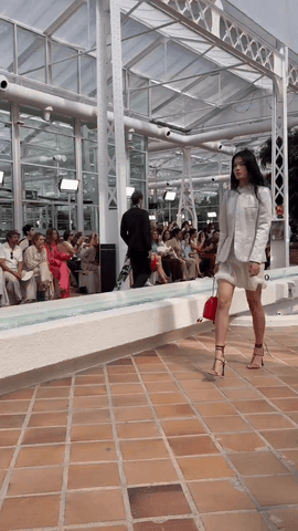 Pedro del Hierro ha presentado Hanami, la colección de primavera-verano 2027 en el Invernadero del Palacio de Cristal de Arganzuela de Madrid, inaugurando la Mercedes-Benz Fashion Week.