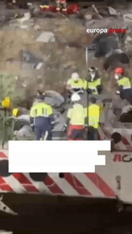 Continúan los trabajos en la zona del accidente al caer la noche para la recuperación de restos e investigación de lo ocurrido
