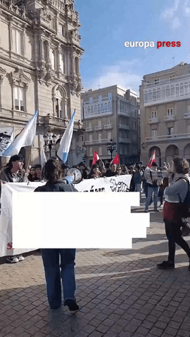 Más de un millar de personas se han concentrado este miércoles en la Praza de María Pita, en A Coruña, en protesta por la presencia del líder de Vox, Santiago Abascal, en un acto en la céntrica plaza coruñesa, donde se han vivido momentos de tensión con disturbios y cargas policiales.