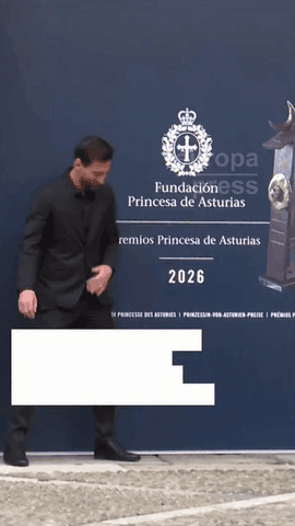 Leo Messi desata la locura a su llegada a Oviedo con Antonella Roccuzzo para recibir el Princesa de Asturias #messi #leomessi #princesadeasturias #antonellaroccuzzo #oviedo