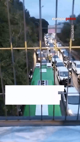 Decenas de manifestantes por la Educación Pública han cortado a primera hora de la mañana de este lunes la autovía A-3 (Madrid-Valencia) en el marco de las protestas del cuarto día de huelga educativa en la región.