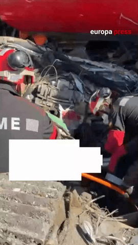 La UME trabaja en las labores de rescate en la zona cero del accidente ferroviario en Urda (Toledo), que deja ya al menos 60 fallecidos