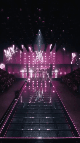 La pasarela de Victoria's Secret 2026 ha vuelto a acaparar todas las miradas y aquí os traemos un repaso con lo mejor del desfile: desde la entrada de las modelos más icónicas y los diseños más espectaculares hasta los momentos de la pasarela llenos de luz, alas e increíbles detalles.