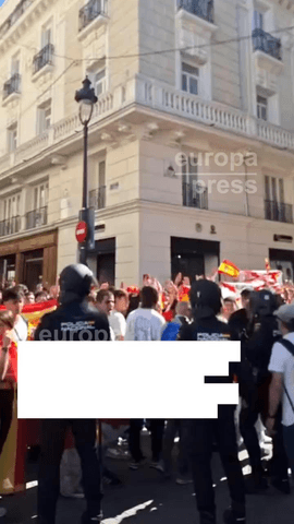 La acampada en la Puerta del Sol de Madrid ha vivido esta mañana momentos de tensión al acudir a la zona un grupo de manifestantes que portaban banderas de España, de la Falange y con la cruz de borgoña.