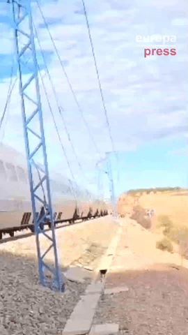 La circulación ferroviaria de la línea de Alta Velocidad entre Madrid y Barcelona ha quedado interrumpida este lunes tras registrarse un incendio en un tren AVE que había partido de Madrid Puerta de Atocha a las 14:27 horas con destino Figueres, según ha confirmado Renfe en un comunicado.
