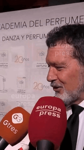 Antonio Banderas habla sobre la posibilidad de convertirse en abuelo: “Cuando venga, pues sí, será muy gozoso” 🏻 #antoniobanderas #melaniegriffith #stellabanderas #abuelo #bebe
