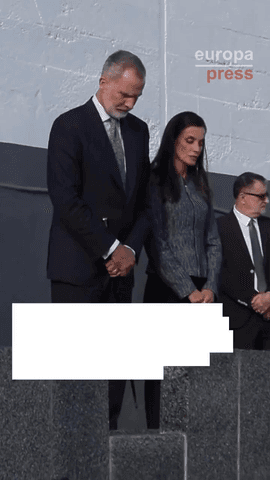 Los Reyes Felipe VI y Letizia han homenajeado este martes en el cementerio musulmán de Sidi Embarek, en Ceuta, a las víctimas de la tragedia migratoria de los pasados 30 y 31 de julio, en la que murieron más de 140 personas tras intentar cruzar la frontera desde Marruecos.