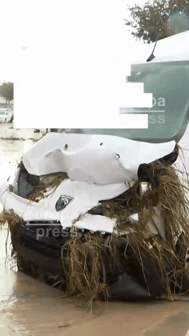 La dana Adam deja un escenario desolador en Els Poblets (Alicante): coches destrozados y apilados, calles cubiertas de barro y numerosos daños materiales tras el desbordamiento del río Girona