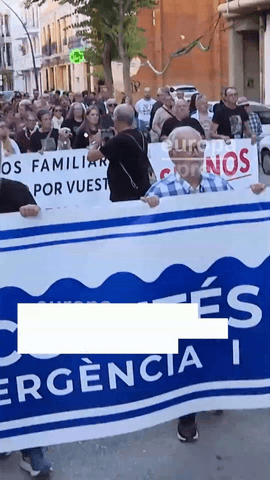 Dos marchas de víctimas y damnificados de la dana, de representantes de los Comités Locals d'Emergència i Reconstrucció (CLER) y de vecinos de la zona cero han confluido desde Albal y Benetússer en el puente que une las localidades de Massanassa y Catarroja para recordar, junto al barranco del Poyo, que hace dos años, el 29 de octubre de 2024, sus vidas 
