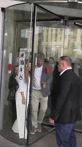 Shakira y Gerard Piqué, tras su cara a cara en los juzgados: la cercanía de la cantante y la sonrisa del exfutbolista 🏻#shakira #pique #juzgados #españa #barcelona