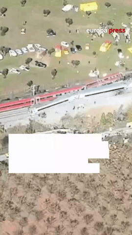  Imágenes aéreas del accidente ferroviario en Urda (Toledo): hay 30 fallecidos, pero la cifra podría elevarse tras las primeras estimaciones sobre el terreno