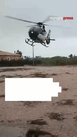Una mujer y sus dos hijos que habían subido al tejado de su vivienda en Oliva (Valencia), inundada por las lluvias de la dana Adam, han podido ser rescatados por efectivos de la Guardia Civil.