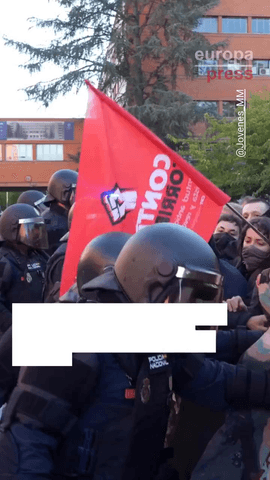 La Policía carga contra estudiantes en la Universidad Complutense de Madrid durante el inicio de la huelga de la Educación Pública madrileña
