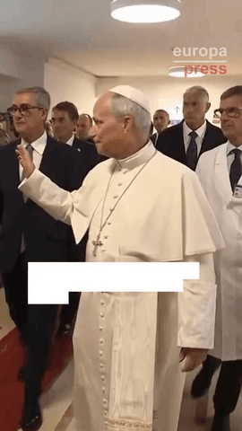 El Papa León XIV saluda a sus fieles tras recibir el alta y abandonar el hospital por la intervención quirúrgica a la que se sometió el pasado martes 13 de octubre por un adenocarcinoma de pulmón y en la que se le extirpó el lóbulo inferior del pulmón derecho