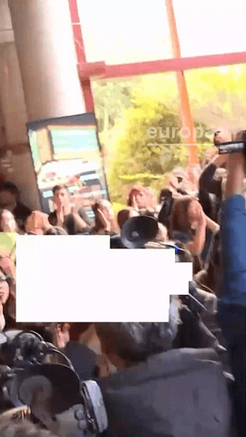 Estudiantes consiguen acceder a uno de los aularios de la Universidad Rey Juan Carlos mientras Milei participa en la conferencia