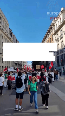 Profesores y alumnos de la educación pública madrileña se han concentrado este miércoles en las inmediaciones de la Puerta del Sol para reclamar una educación pública 
