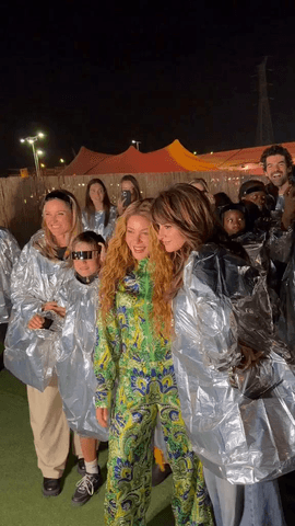 Shakira y Penélope Cruz derrochan complicidad y cariño segundos antes de la caminata de su penúltimo concierto.