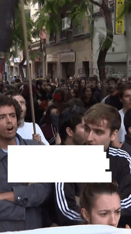 Más de 400 personas se concentran ante el bloque de la calle Llenguadoc, 74, en Barcelona, para intentar impedir el desahucio de más de 50 personas, entre ellas más de una decena de niños