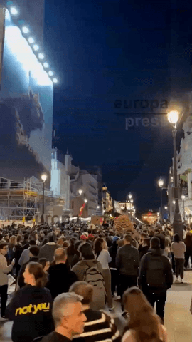 Cientos de personas se han congregado delante de la estatua de El Oso y el Madroño, en la Puerta del Sol (Madrid), para iniciar una marcha pacífica hasta la casa de Maricarmen, fallecida en el Hospital Gregorio Marañón, donde estaba ingresada desde el pasado 23 de septiembre tras haber sido desahuciada.