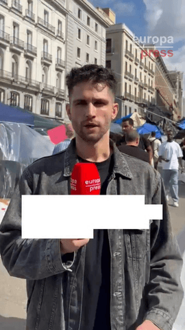 Los manifestantes por la vivienda continúan en Sol a pesar de las fuertes lluvias: 