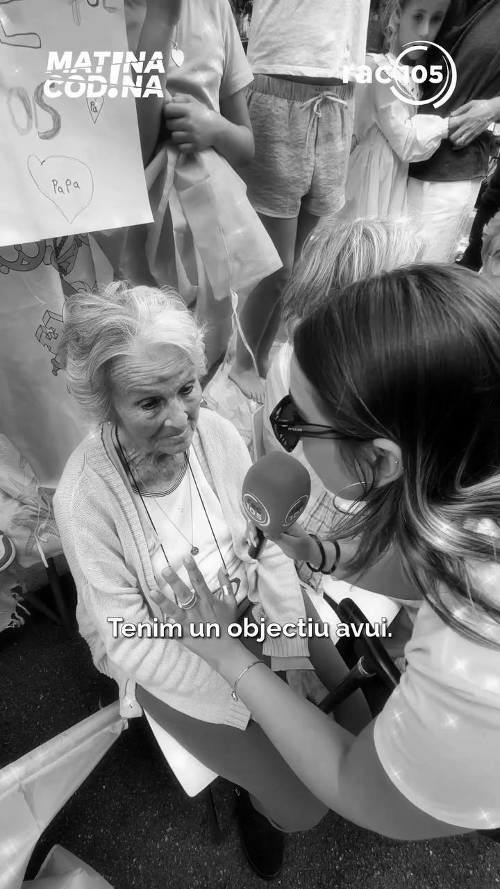 Maria Rosa, de 96 años, recorre 80 km para dar flores al Papa en Barcelona