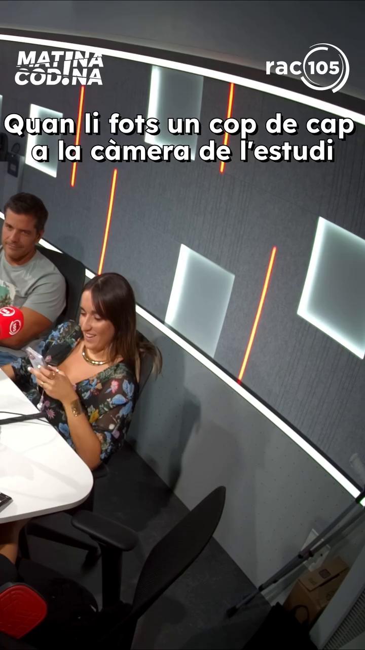 Un cop de cap a la càmera de l'estudi crida l'atenció