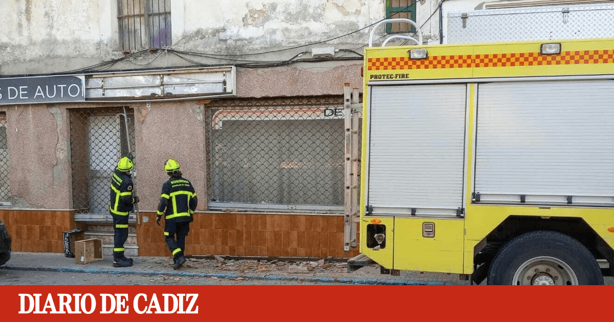 Herida leve una mujer al desprenderse trozos de una fachada