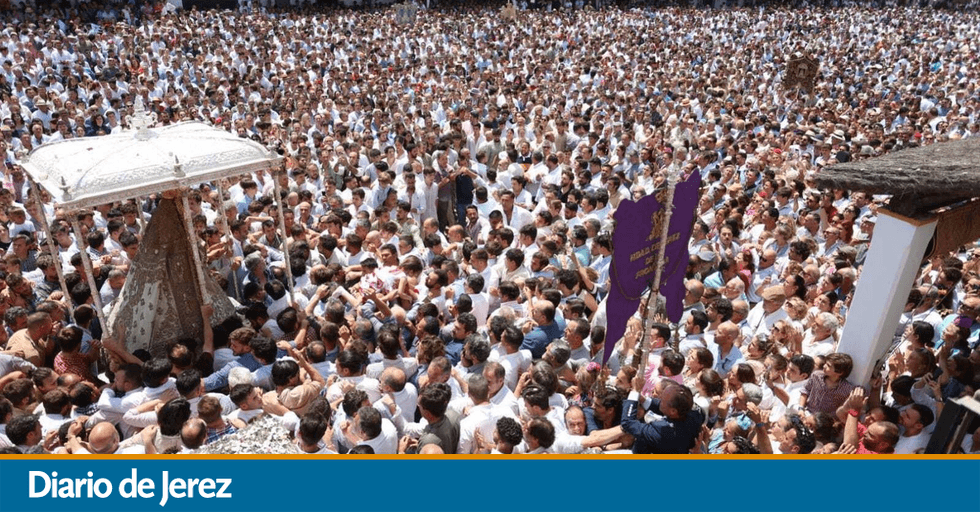 Multitud festiva en el Rocío