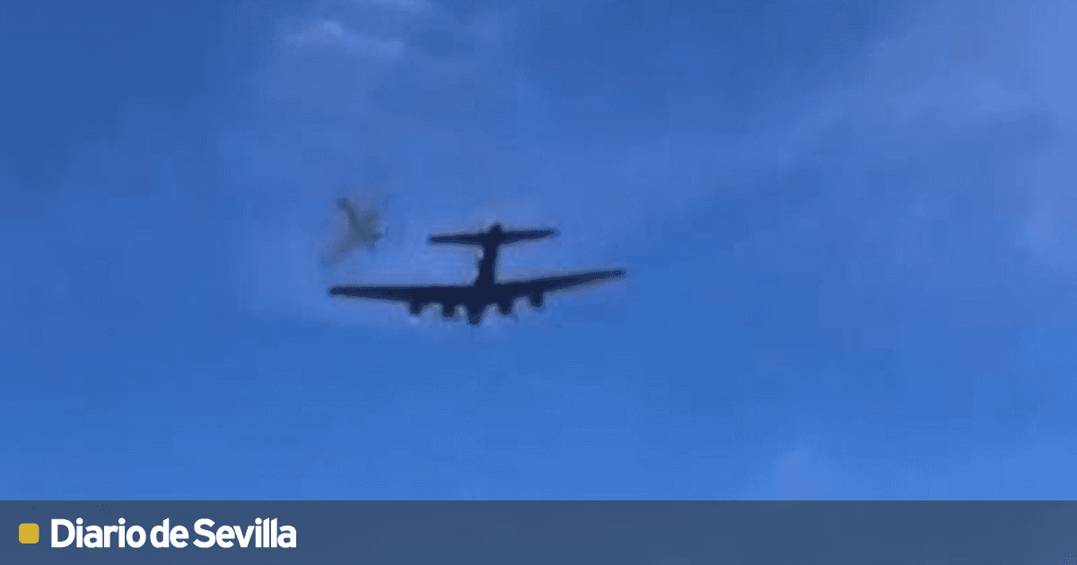 Video Espectacular choque entre dos aviones en una exhibición en EEUU
