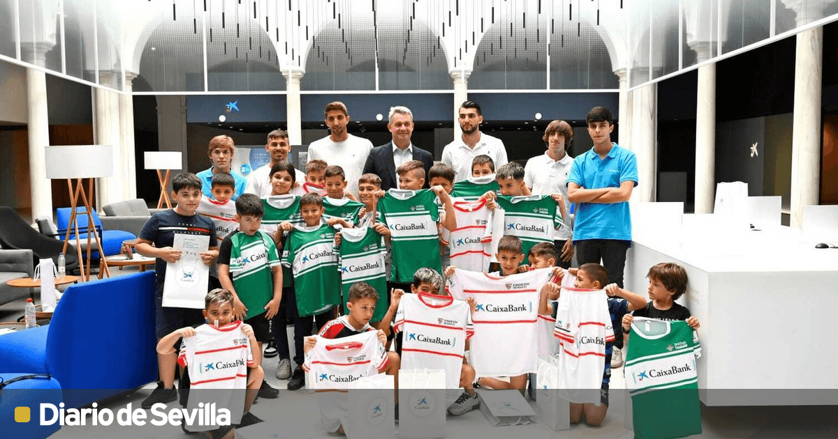 Bryan Gil, Rodri, Rafa Mir y Édgar, con los 22 niños que saltarán al césped