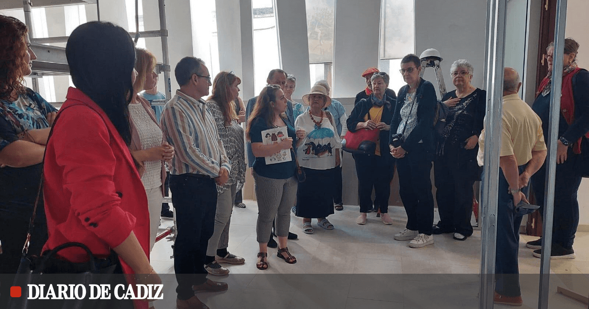 A group of American doll collectors visits Maria Emilia Lira’s futuristic gallery space in Chiclana