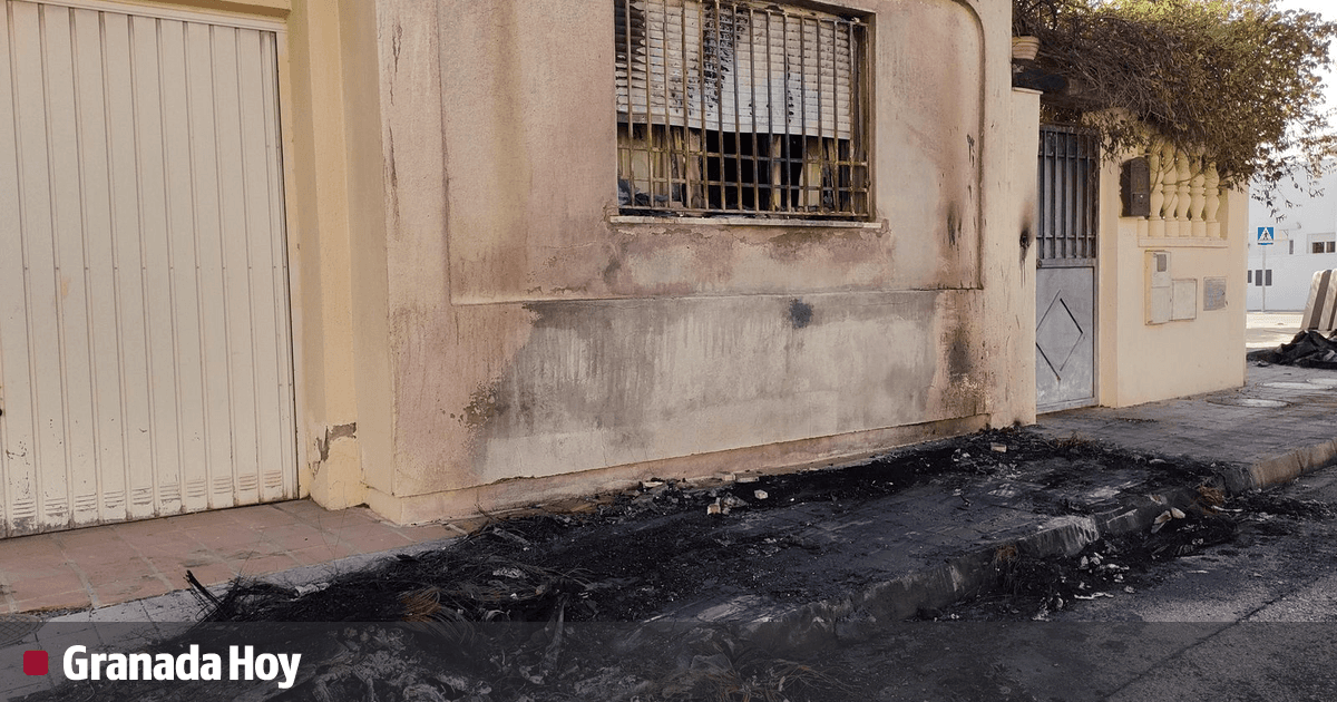 Una familia de Granada huye de su casa por el patio trasero por incendio en la puerta Una familia de Granada huye de su casa por el patio trasero por incendio en la puerta